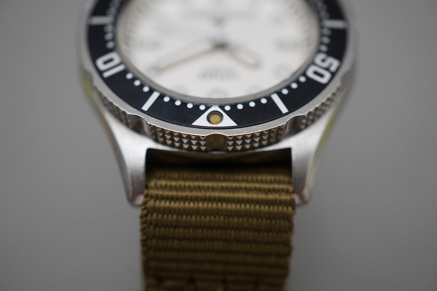 Vintage 1993 Citizen 2031-204140 33mm Diver 200M White Dial Quartz Watch