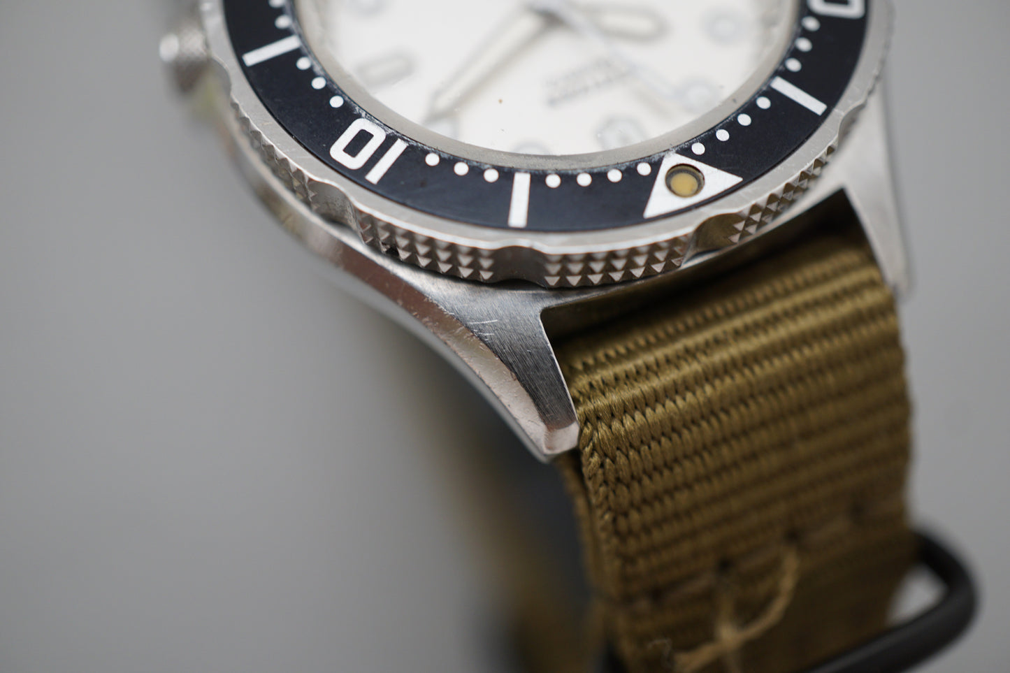 Vintage 1993 Citizen 2031-204140 33mm Diver 200M White Dial Quartz Watch