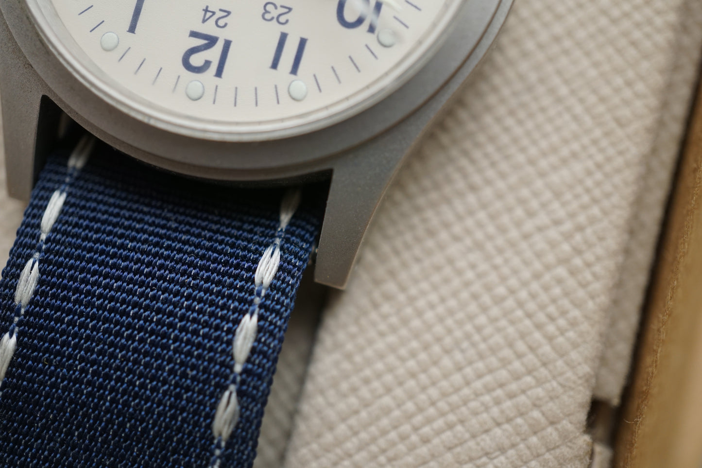 Hamilton Khaki 9797 White Dial Field 33mm Quartz Watch w/ Original Accessories