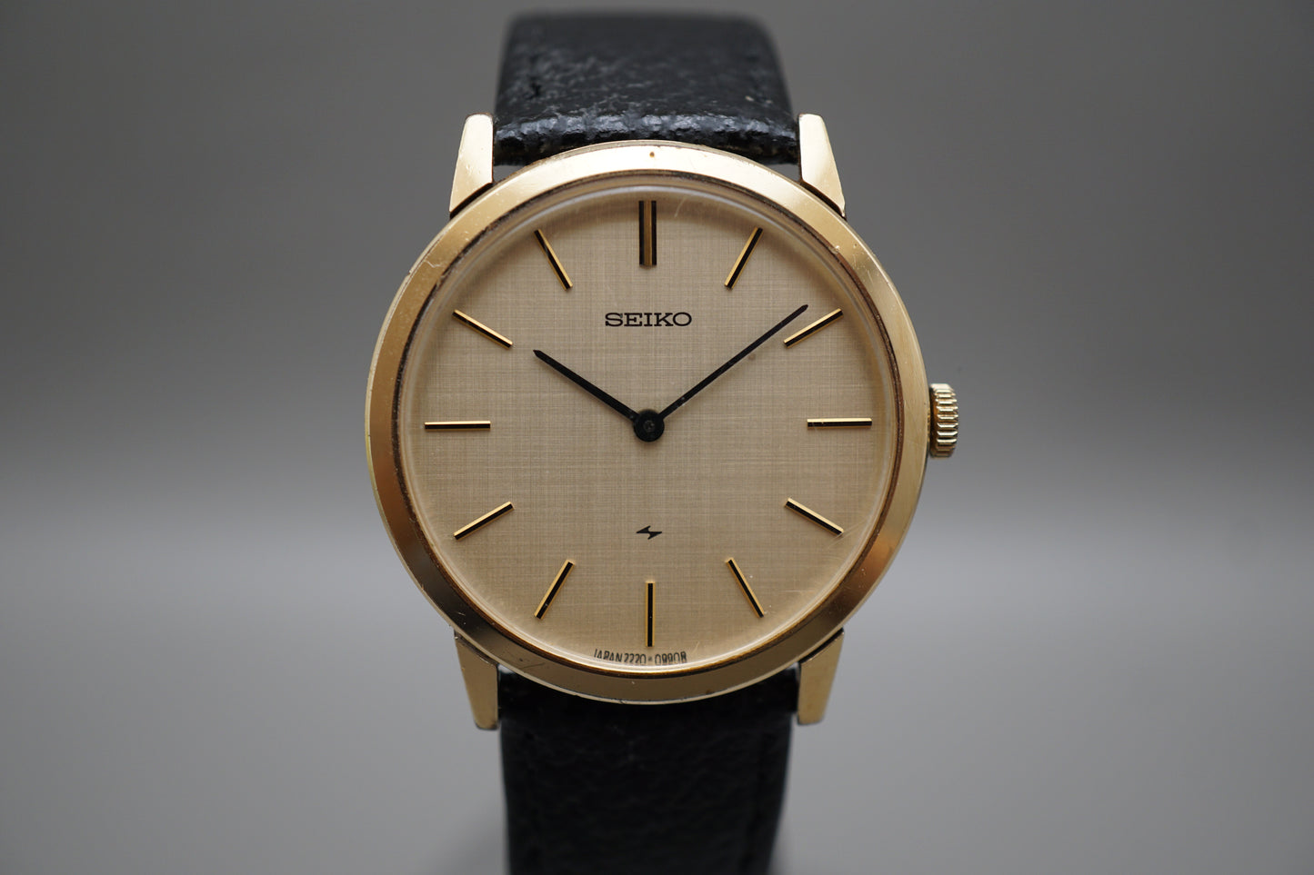 Vintage 1973 Seiko Chariot 2220-0180 Gold Tone Linen Dial Mechanical Watch