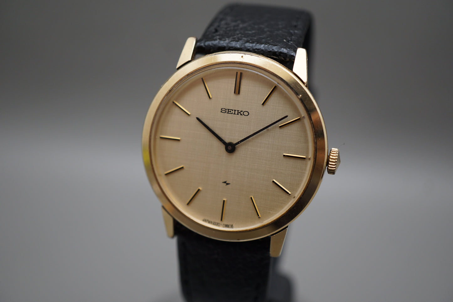 Vintage 1973 Seiko Chariot 2220-0180 Gold Tone Linen Dial Mechanical Watch