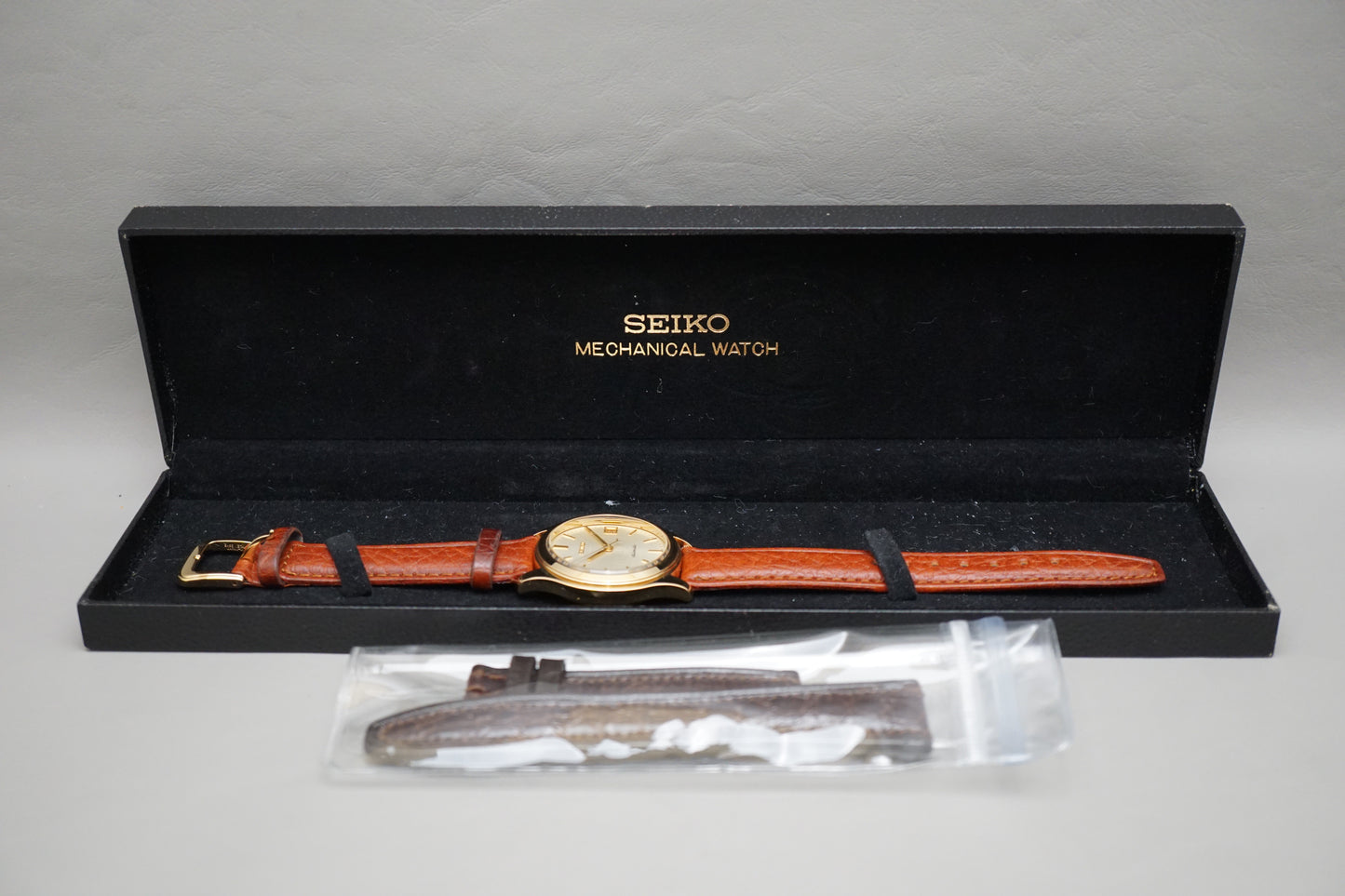 Vintage 1992 Seiko SCVK002 4S35 Gold Tone 36mm Date Automatic Watch