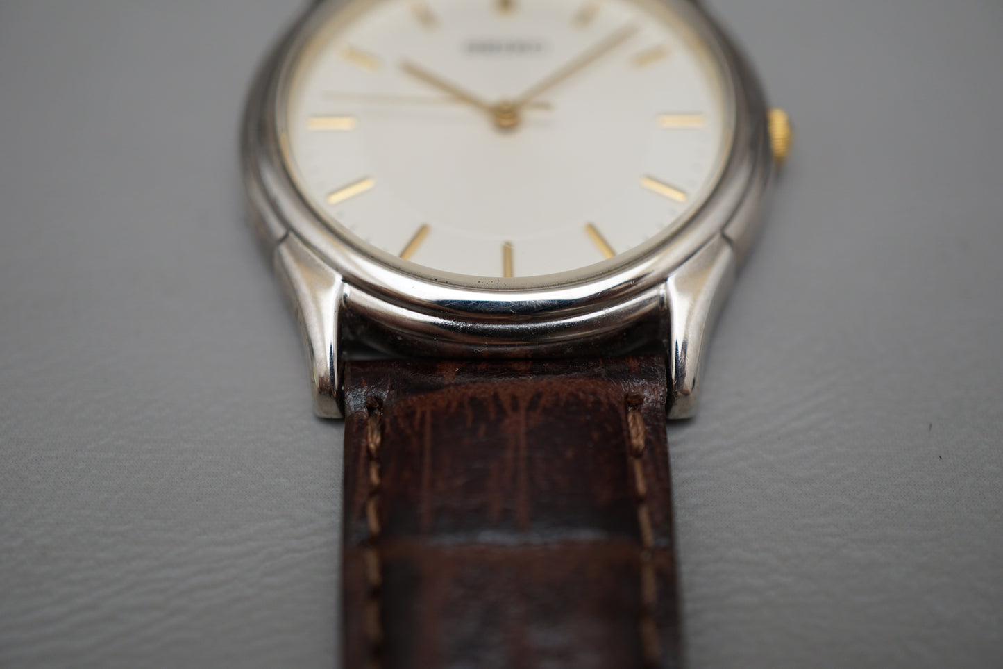 Vintage 1983 Seiko V701-1920 White Dial Gold Tone Indices Quartz Watch