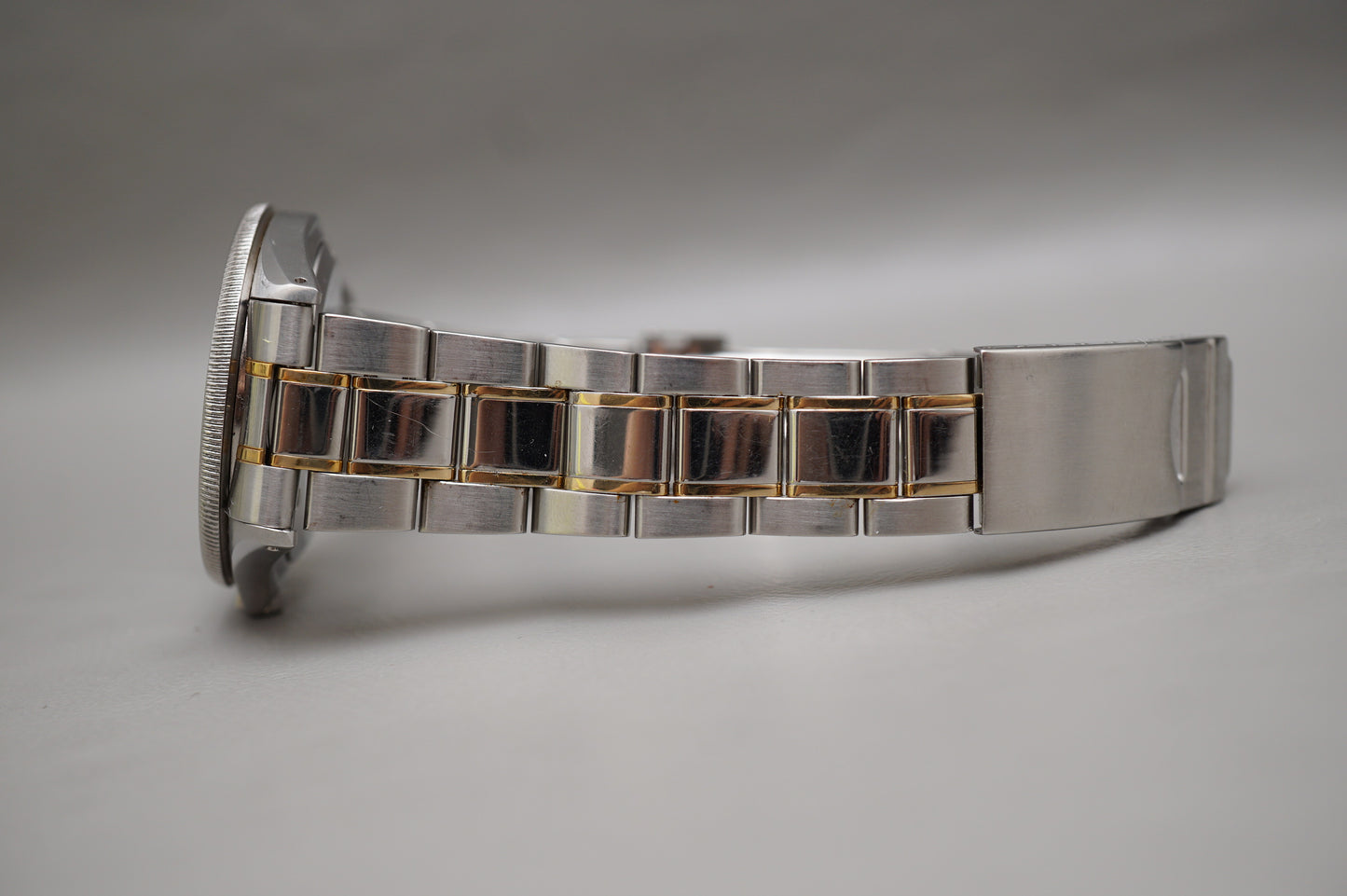 Vintage Hamilton 9774 White Dial Two Tone Sub 660Ft Quartz Watch