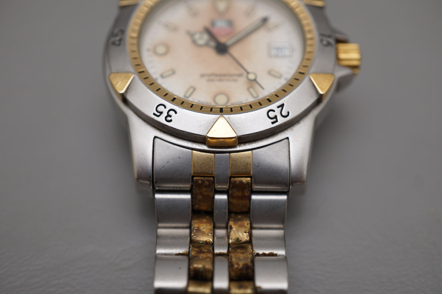 Vintage Tag Heuer 955.713G Professional Diver 200M White Two Tone Quartz Watch