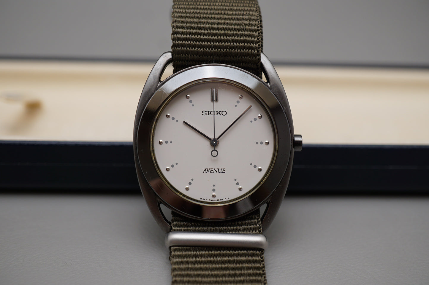 Vintage 1994 Seiko Avenue SAKC047 7N01 White Dial Black Case Quartz Watch