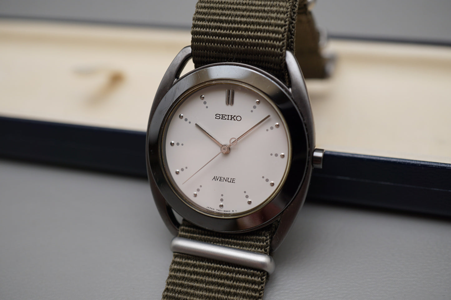 Vintage 1994 Seiko Avenue SAKC047 7N01 White Dial Black Case Quartz Watch