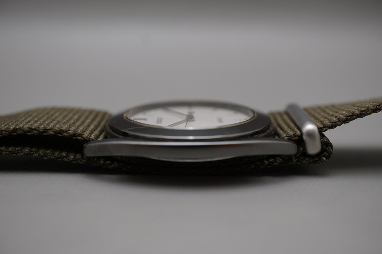 Vintage 1994 Seiko Avenue SAKC047 7N01 White Dial Black Case Quartz Watch