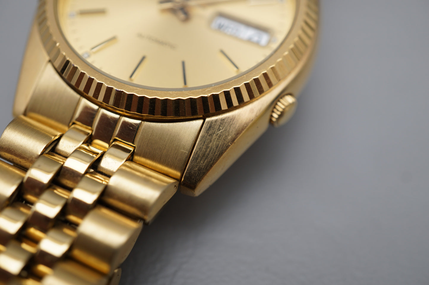 Seiko 5 Sports SNXJ94 7S26 Gold Tone Fluted Bezel Day Date Automatic Watch