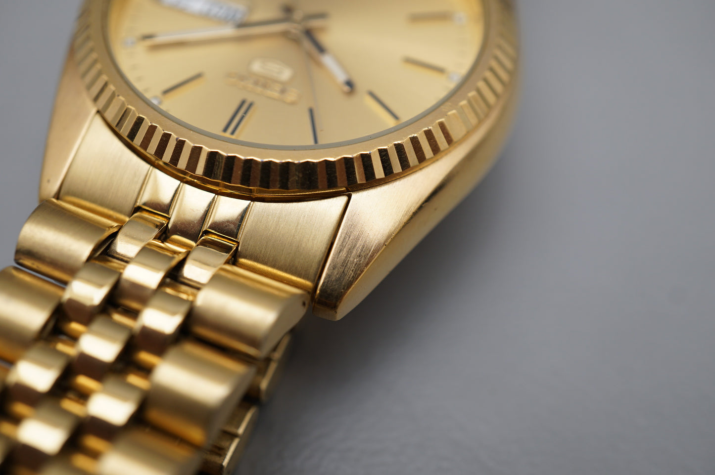 Seiko 5 Sports SNXJ94 7S26 Gold Tone Fluted Bezel Day Date Automatic Watch