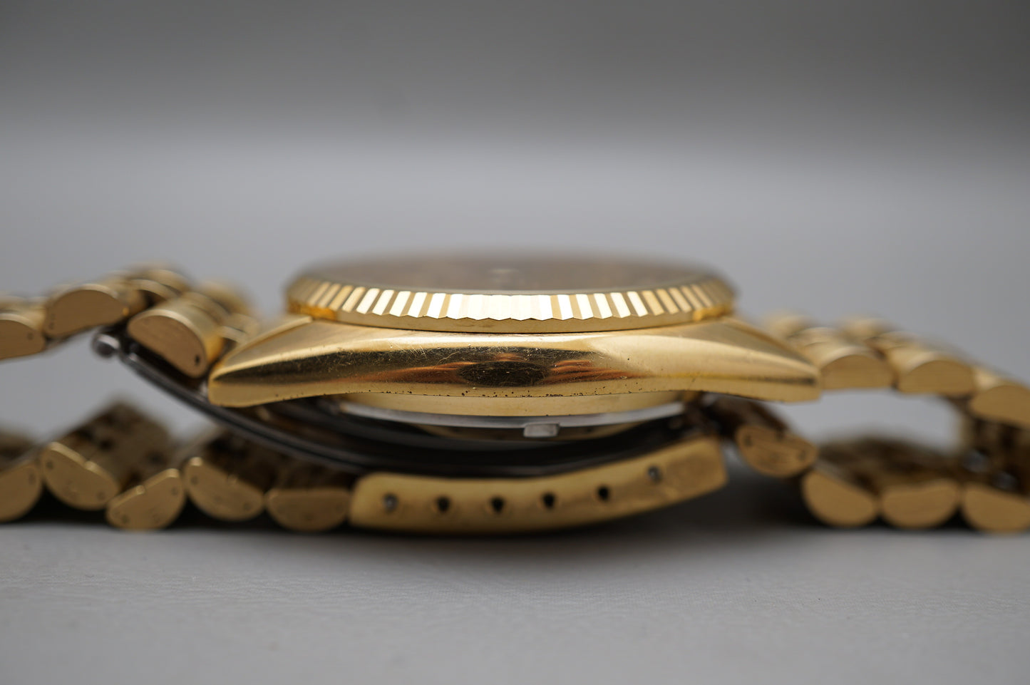 Seiko 5 Sports SNXJ94 7S26 Gold Tone Fluted Bezel Day Date Automatic Watch