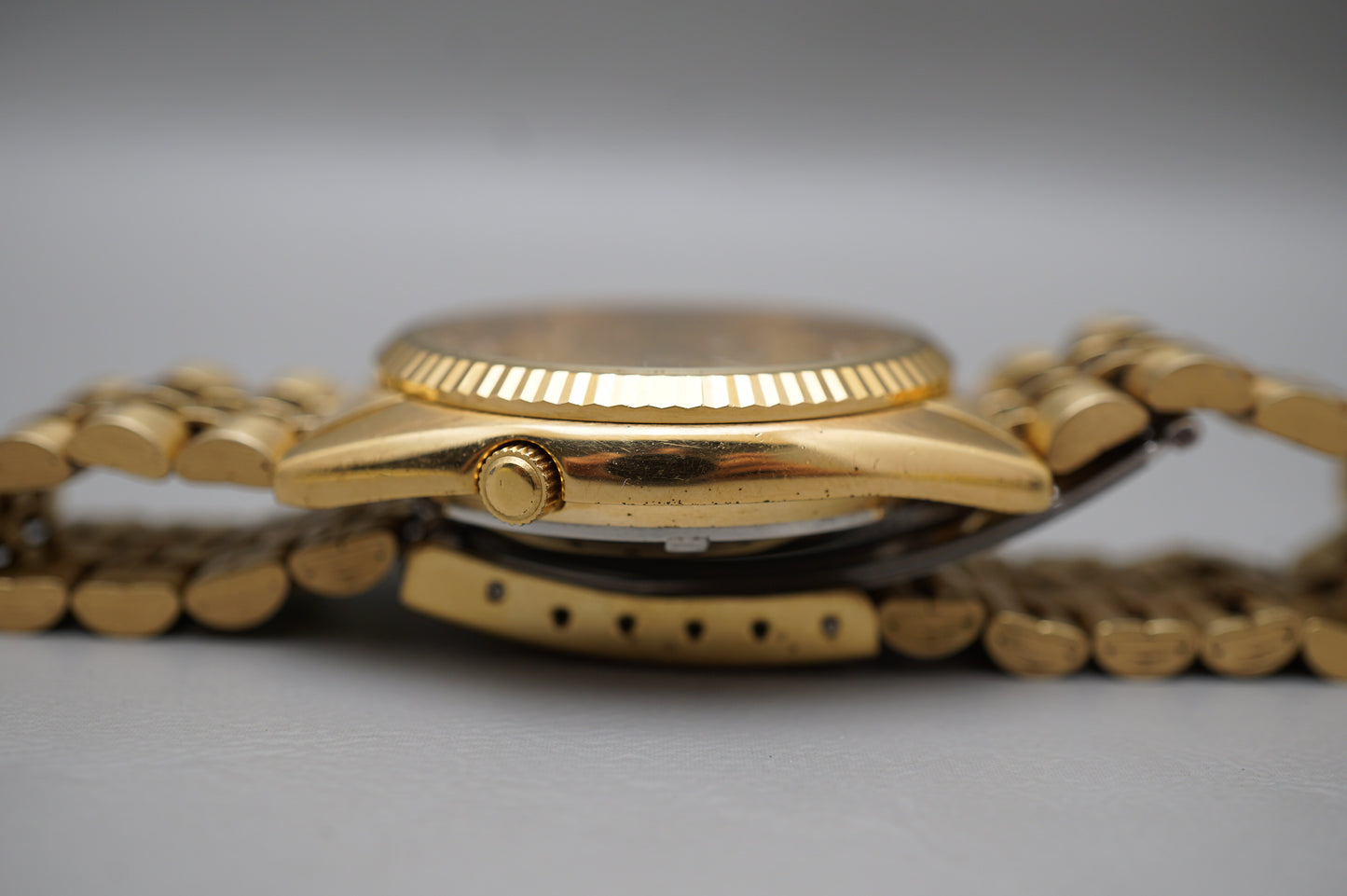 Seiko 5 Sports SNXJ94 7S26 Gold Tone Fluted Bezel Day Date Automatic Watch