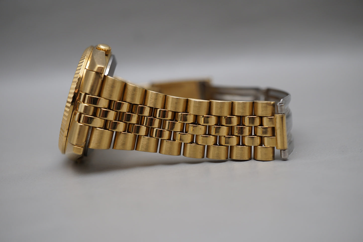 Seiko 5 Sports SNXJ94 7S26 Gold Tone Fluted Bezel Day Date Automatic Watch