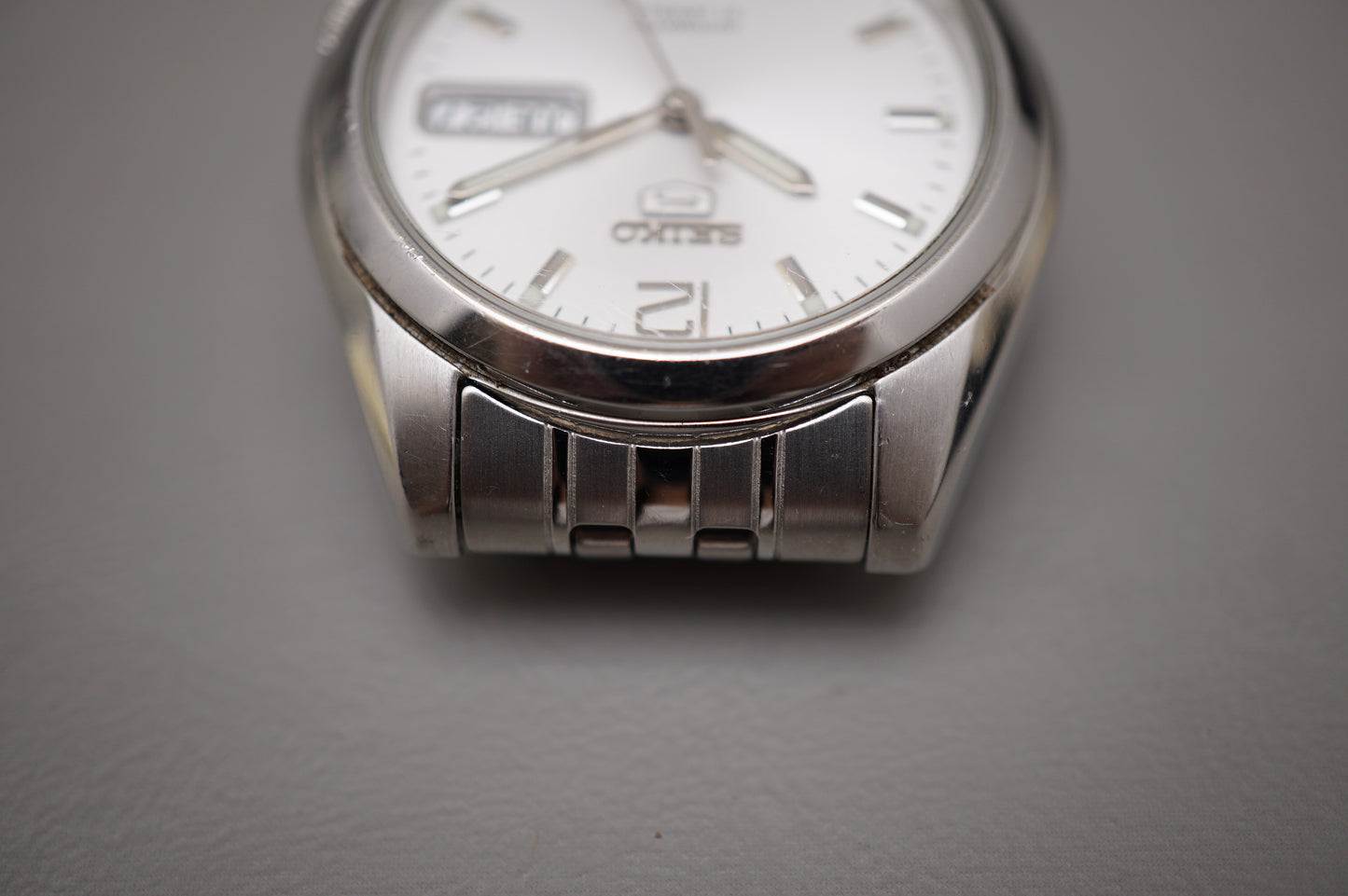 Seiko 5 SNK385 7S26 Sunburst White Dial Automatic Watch READ