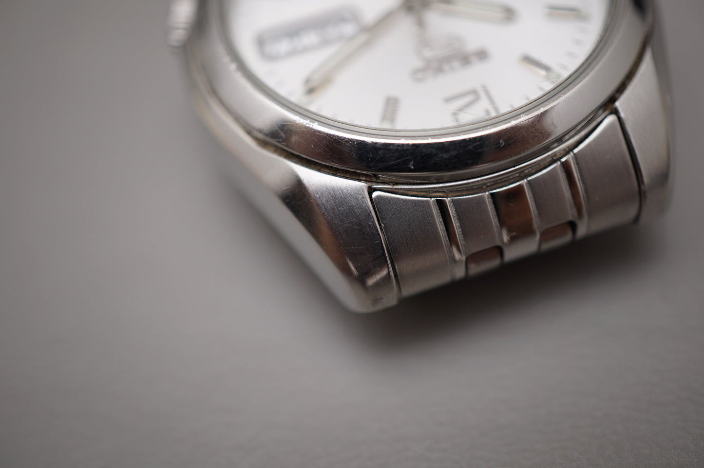 Seiko 5 SNK385 7S26 Sunburst White Dial Automatic Watch READ
