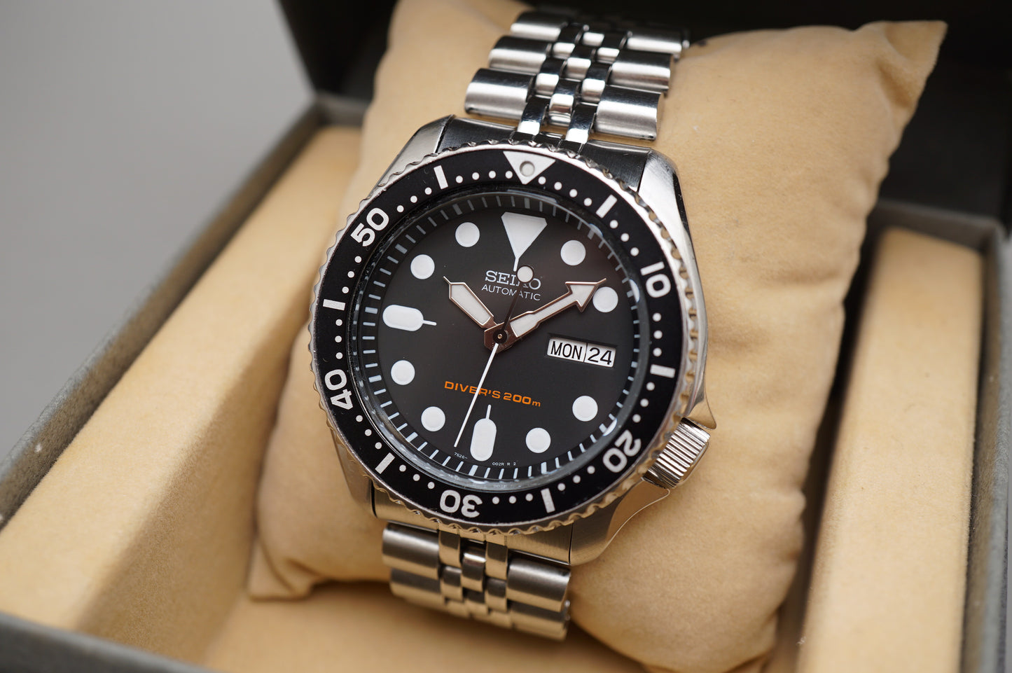 Seiko SKX007 7S26 Black Dial Divers 200M Automatic Watch Original Bracelet Box
