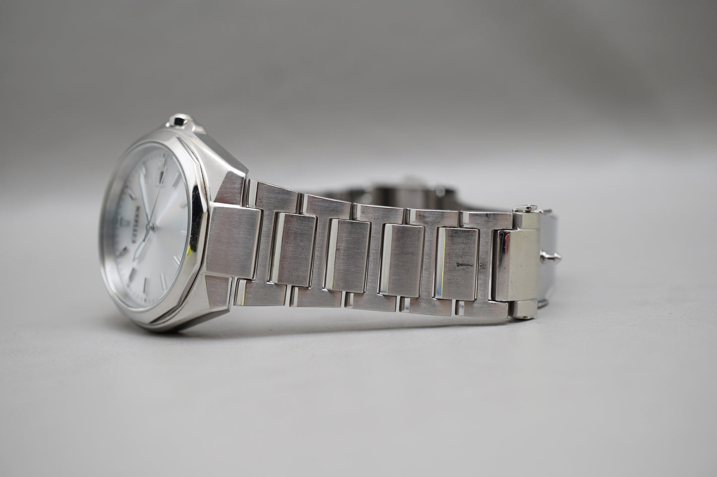 Citizen Eco-Drive E111-S080703 Silver Dial Bracelet Solar Quartz Watch