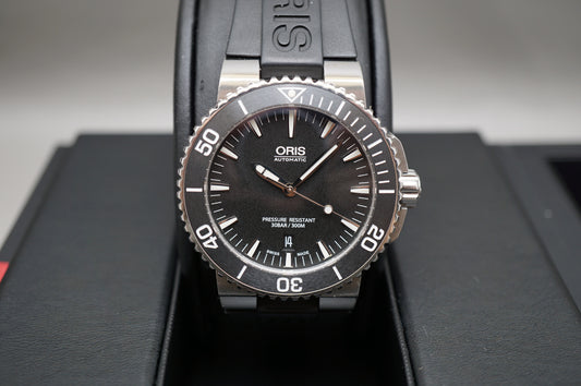Oris Aquis Date 01 733 7653 4154-07 4 26 34EB Black Dial 300M Automatic Watch