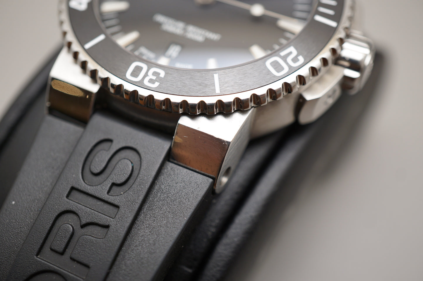 Oris Aquis Date 01 733 7653 4154-07 4 26 34EB Black Dial 300M Automatic Watch