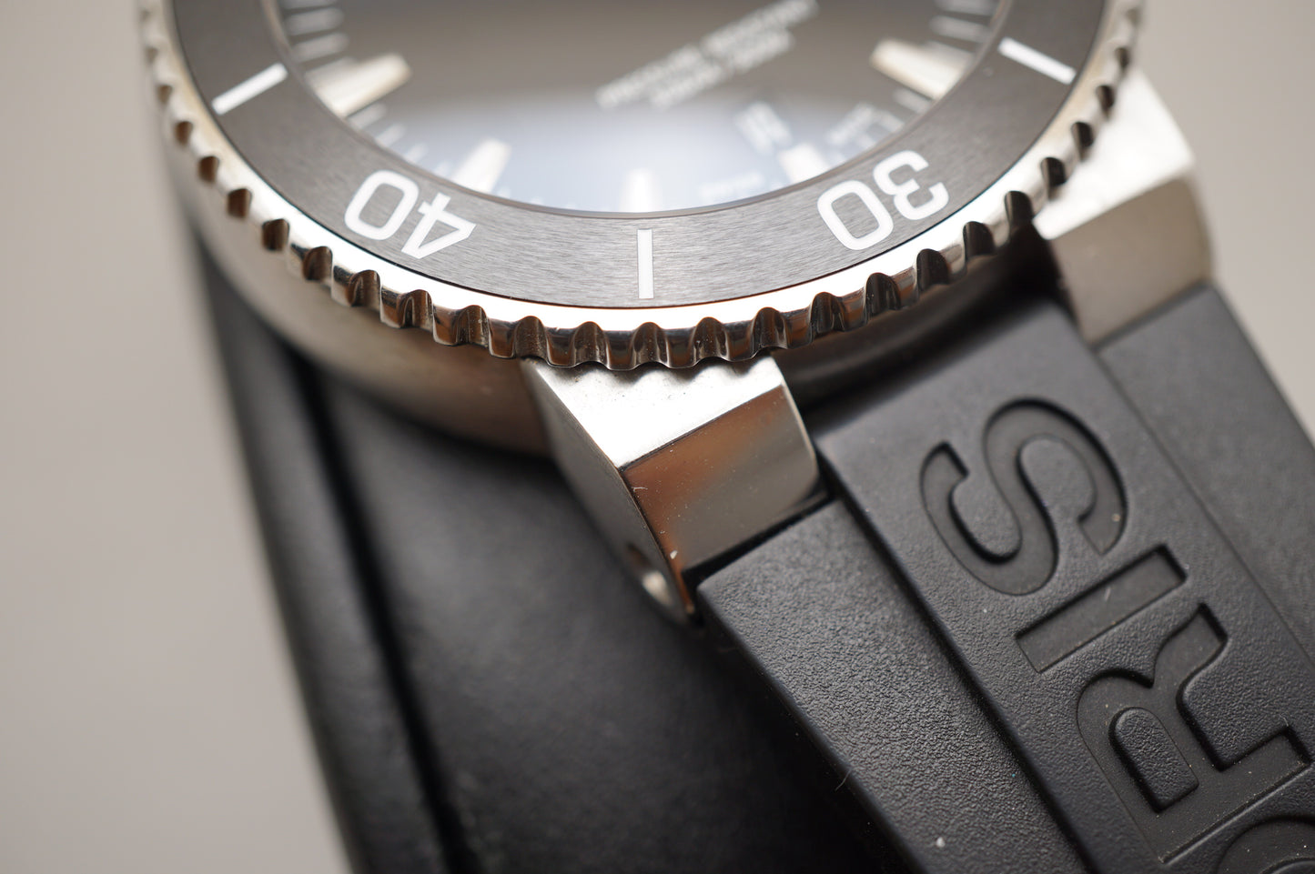 Oris Aquis Date 01 733 7653 4154-07 4 26 34EB Black Dial 300M Automatic Watch