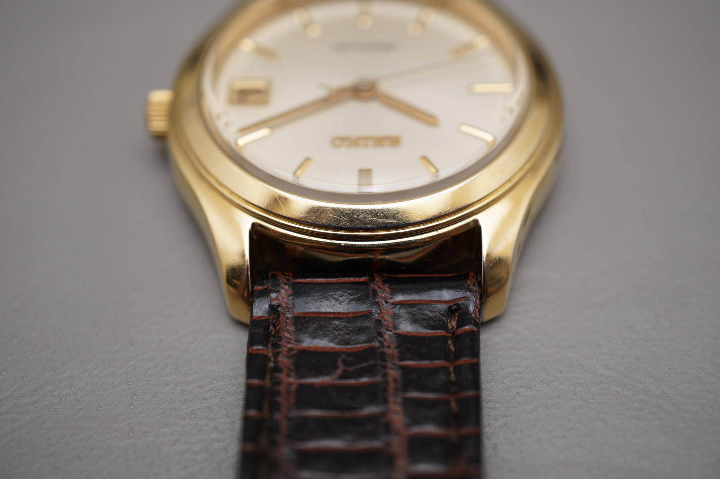 Vintage 1993 Seiko SCVK002 4S35 Gold Tone 36mm Date Automatic Watch