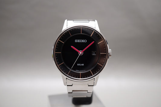 Seiko Spirit V147-0AK0 Black Dial Pink Hands Sector Dial Solar Quartz Watch