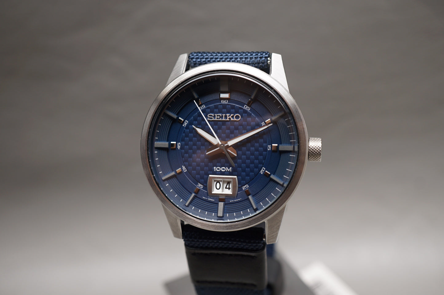 Unworn Seiko SUR287P1 6N76 Textured Blue Dial Big Date 41Mm Quartz Watch