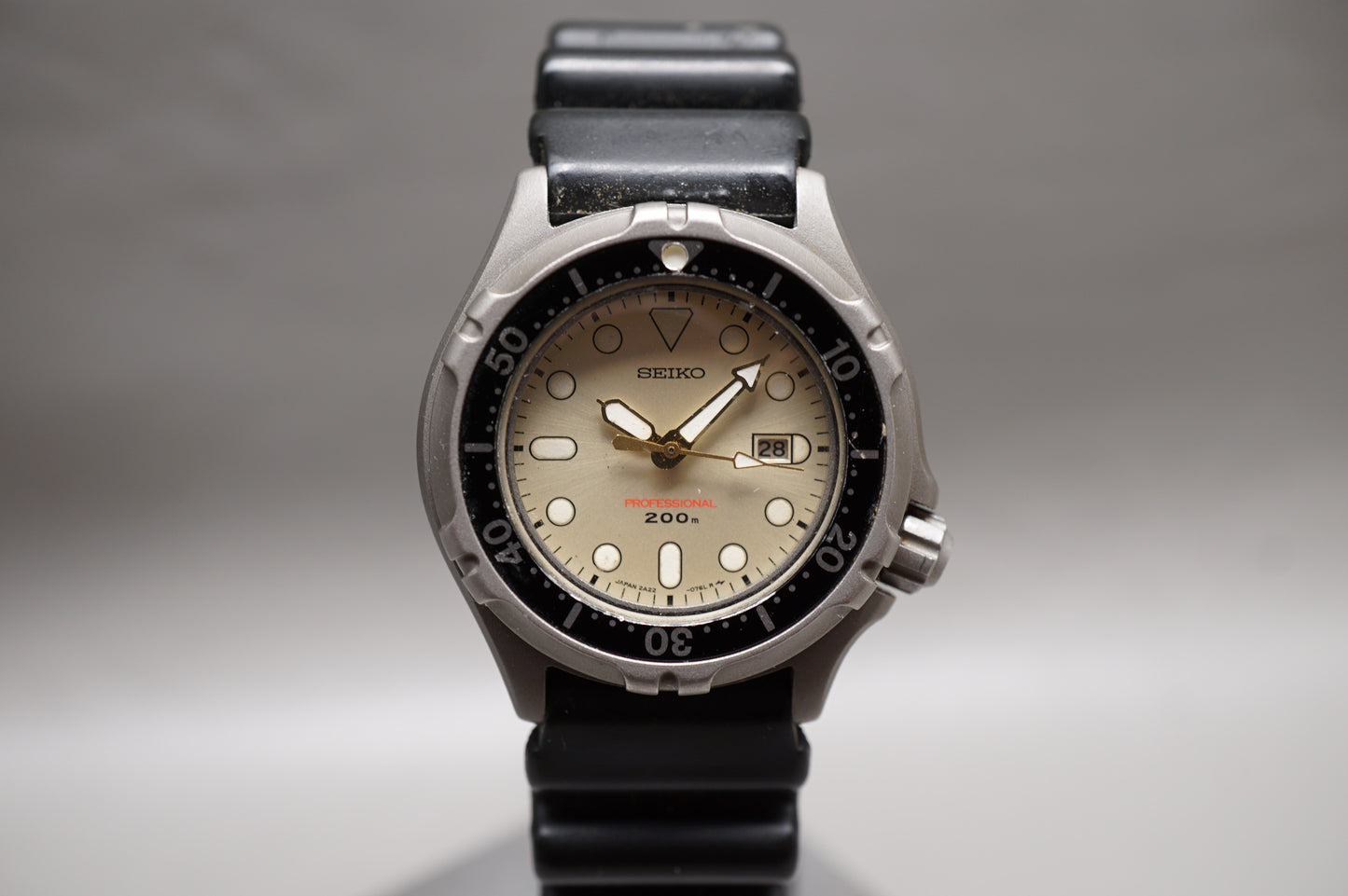 Vintage 1987 Seiko 2A22-0310 Cream Dial Titanium Professional 200M Quartz Watch