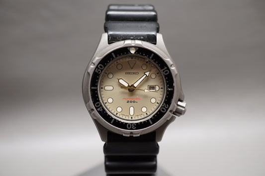 Vintage 1987 Seiko 2A22-0310 Cream Dial Titanium Professional 200M Quartz Watch