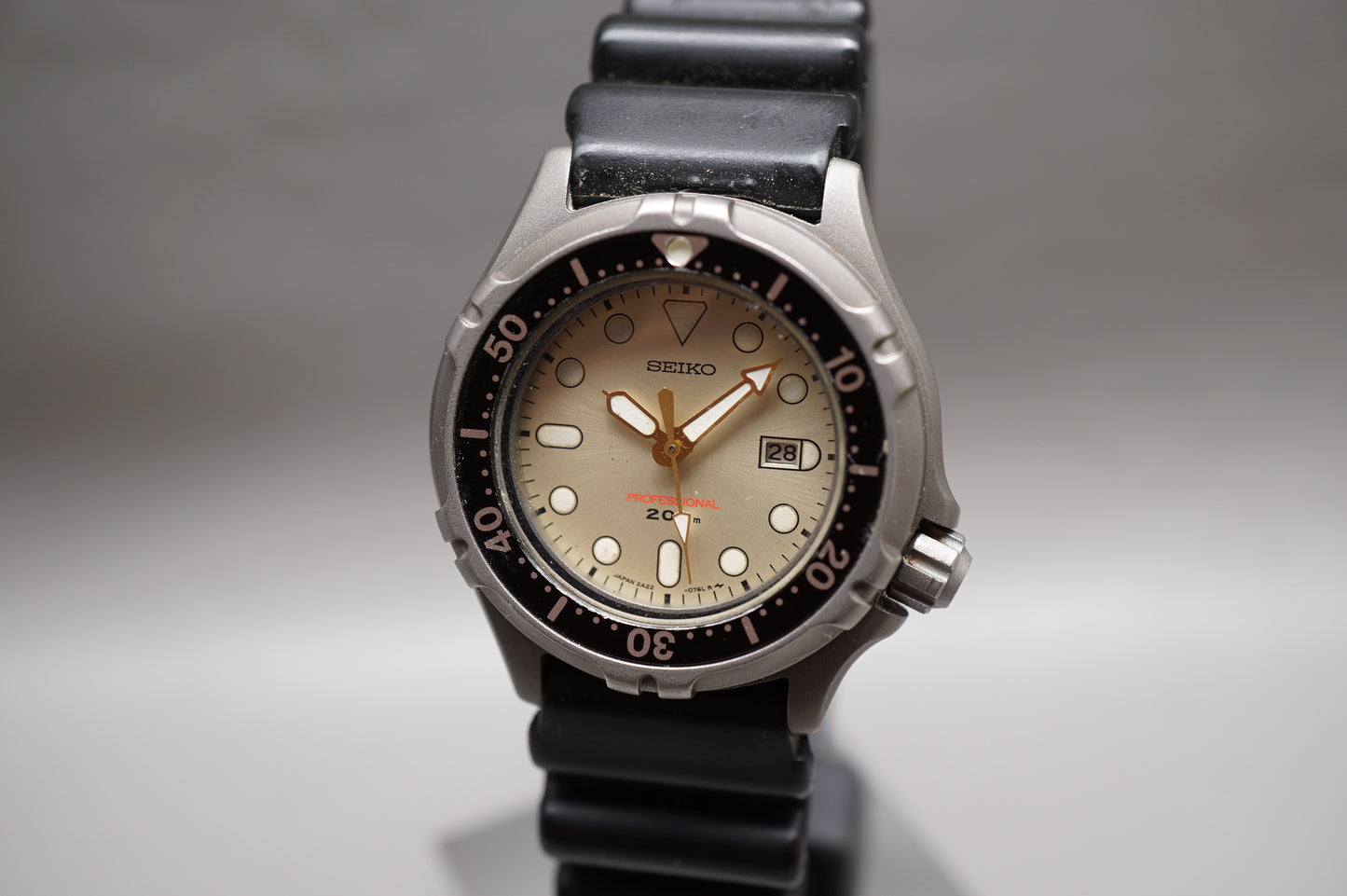 Vintage 1987 Seiko 2A22-0310 Cream Dial Titanium Professional 200M Quartz Watch