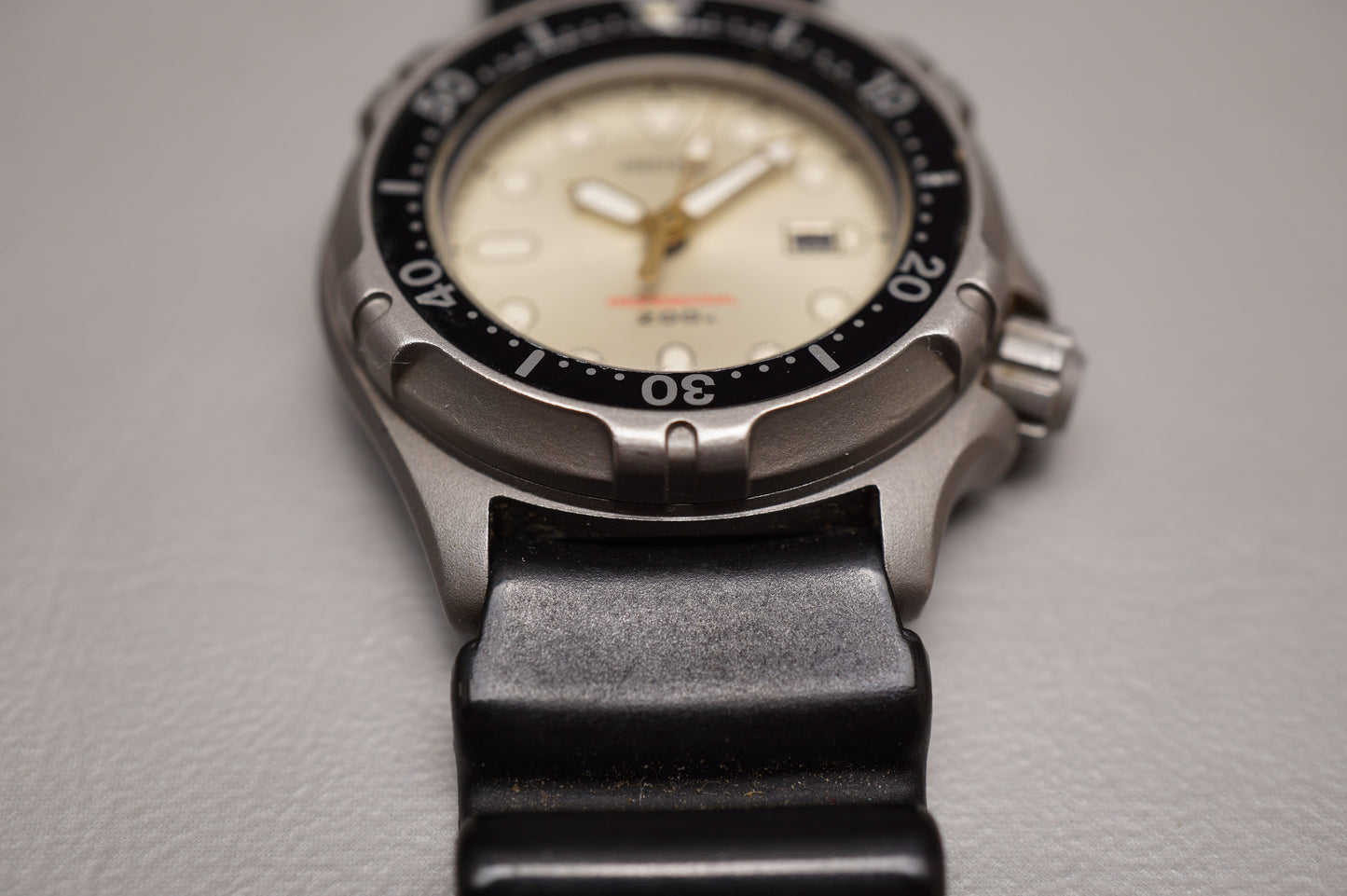 Vintage 1987 Seiko 2A22-0310 Cream Dial Titanium Professional 200M Quartz Watch