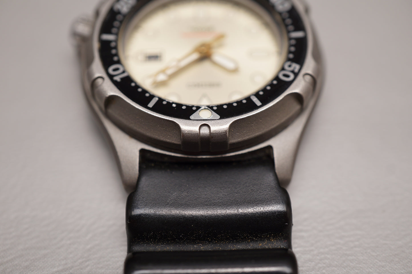 Vintage 1987 Seiko 2A22-0310 Cream Dial Titanium Professional 200M Quartz Watch