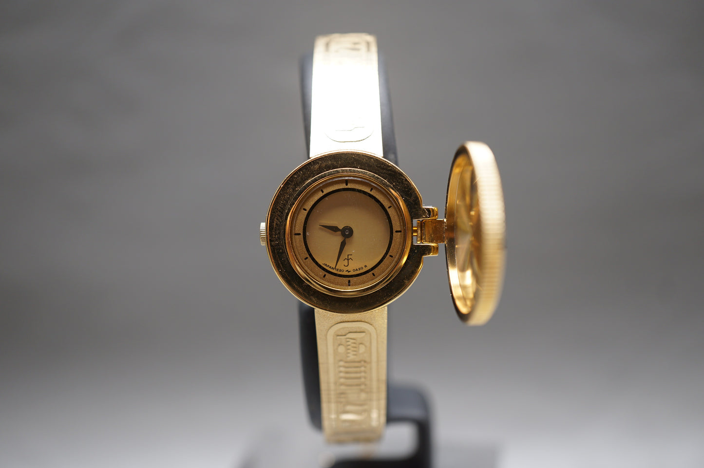 Vintage 1985 Seiko 1E20-0A20 Golden Nefertiti Bangle Ladies Quartz Watch