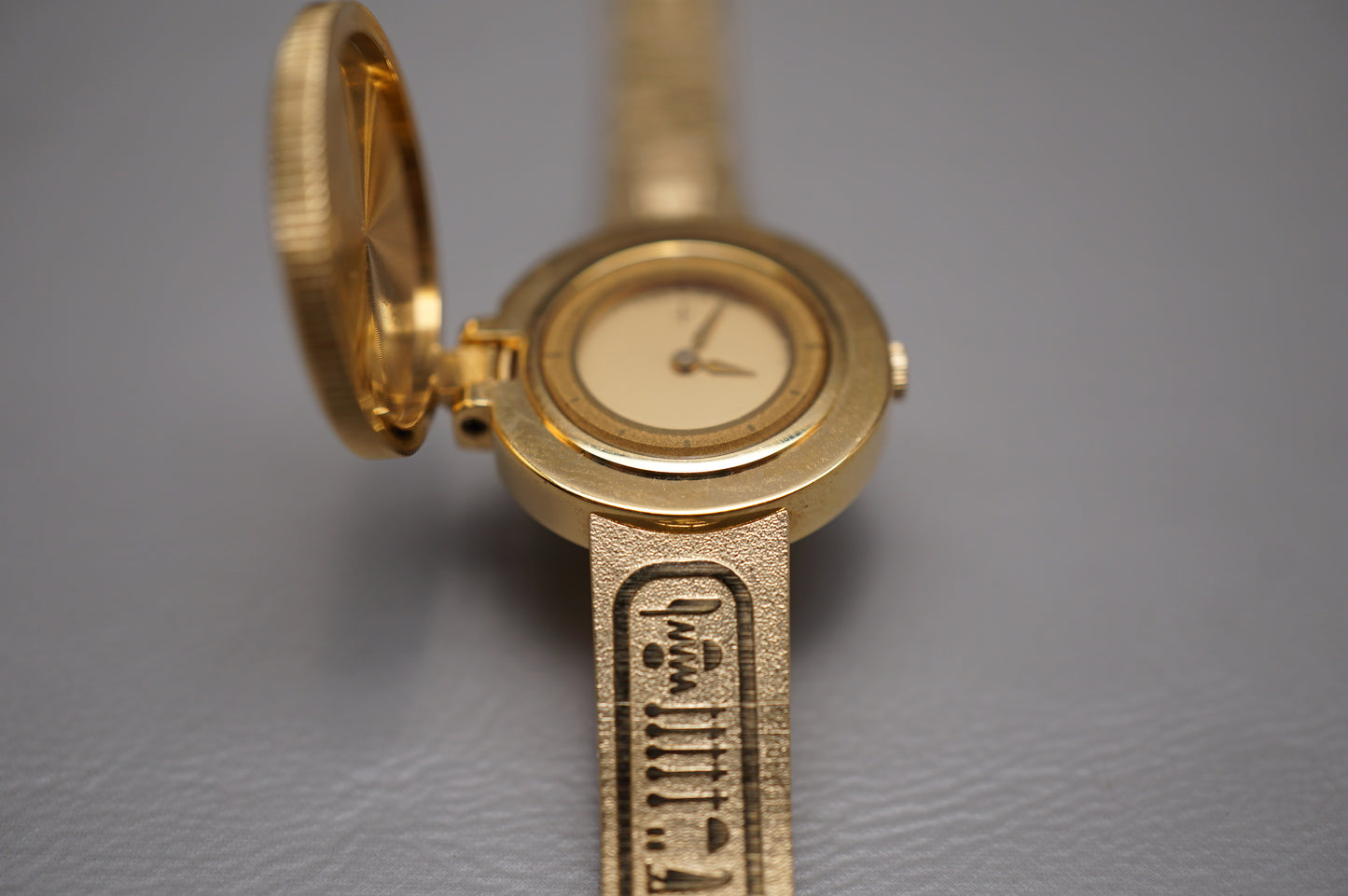 Vintage 1985 Seiko 1E20-0A20 Golden Nefertiti Bangle Ladies Quartz Watch