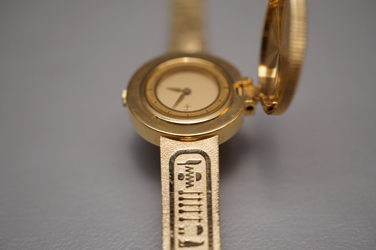 Vintage 1985 Seiko 1E20-0A20 Golden Nefertiti Bangle Ladies Quartz Watch