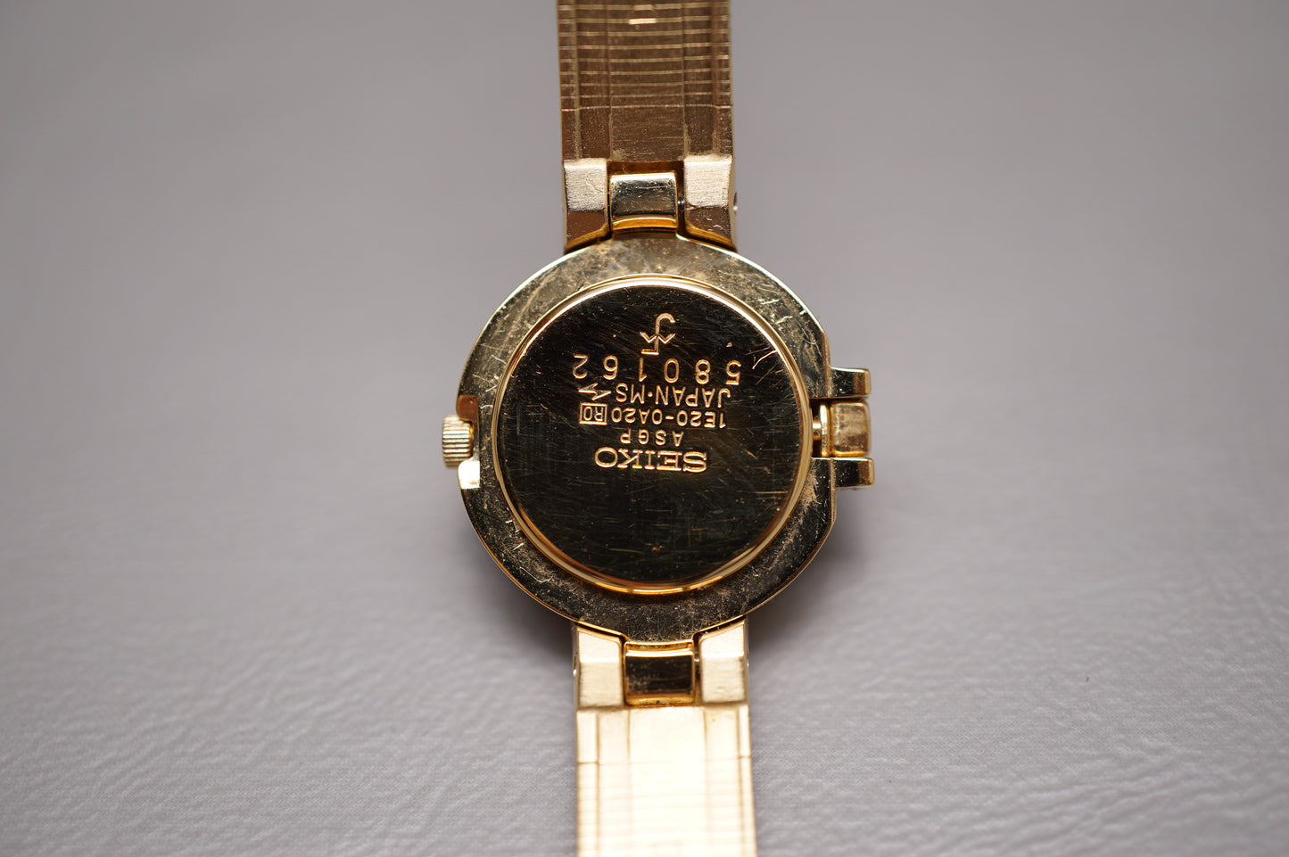 Vintage 1985 Seiko 1E20-0A20 Golden Nefertiti Bangle Ladies Quartz Watch